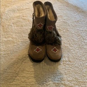 Minnetonka boot size 8- great condition